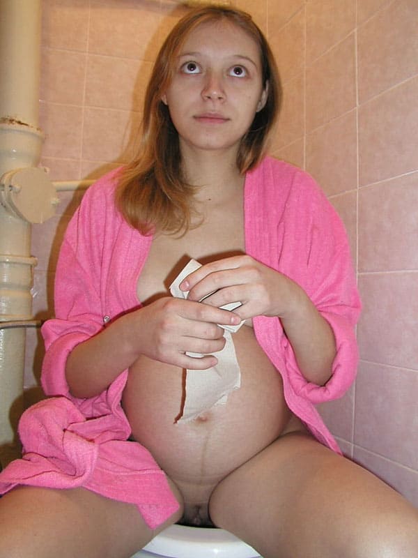 Беременная жена писает на унитазе крупным планом 31 фото