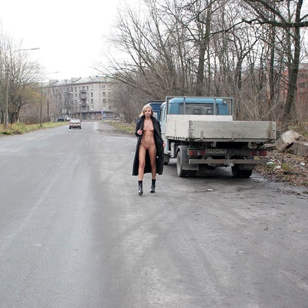 Голая девушка гуляет по Санкт-Петербургу 16 фото