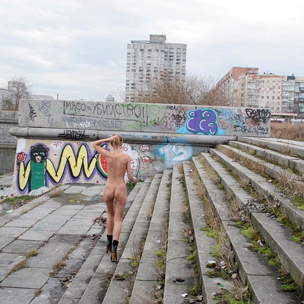 Голая девушка гуляет по Санкт-Петербургу 35 фото
