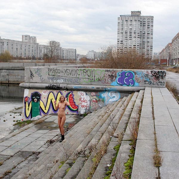 Голая девушка гуляет по Санкт-Петербургу 37 фото