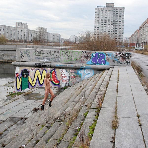 Голая девушка гуляет по Санкт-Петербургу 38 фото