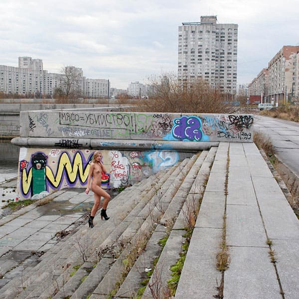 Голая девушка гуляет по Санкт-Петербургу 39 фото