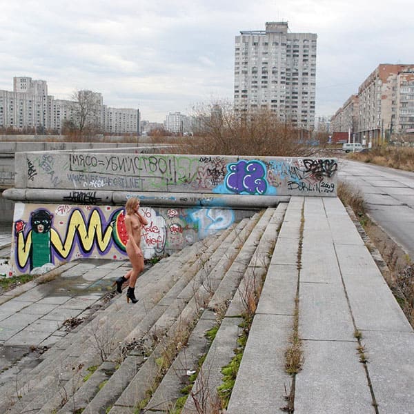 Голая девушка гуляет по Санкт-Петербургу 40 фото