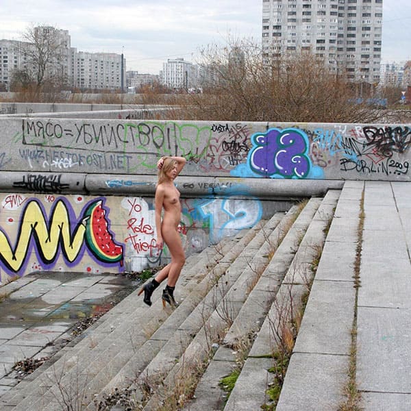 Голая девушка гуляет по Санкт-Петербургу 43 фото