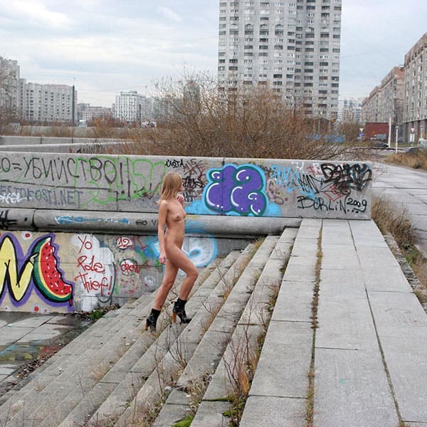 Голая девушка гуляет по Санкт-Петербургу 45 фото