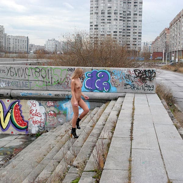 Голая девушка гуляет по Санкт-Петербургу 46 фото