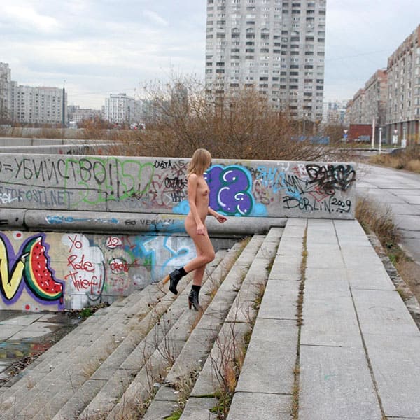 Голая девушка гуляет по Санкт-Петербургу 47 фото