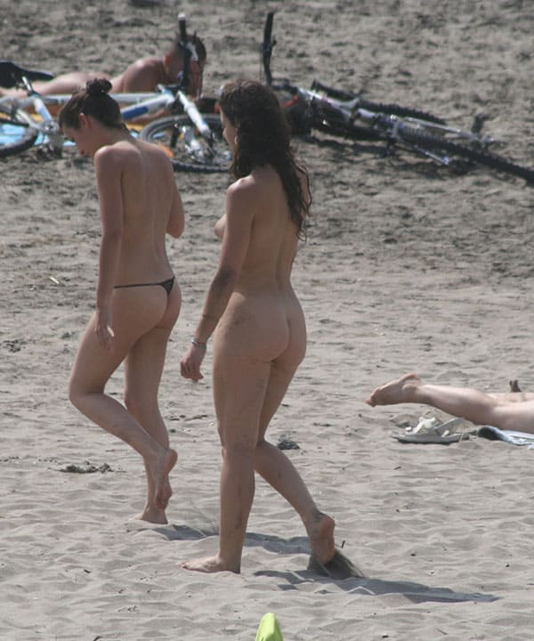 Две лесбухи отдыхают на нудистском пляже подсмотренное 45 фото