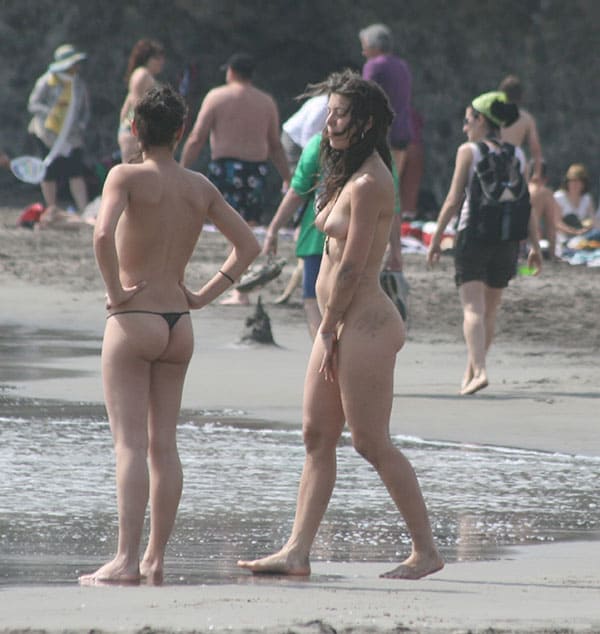 Две лесбухи отдыхают на нудистском пляже подсмотренное 49 фото