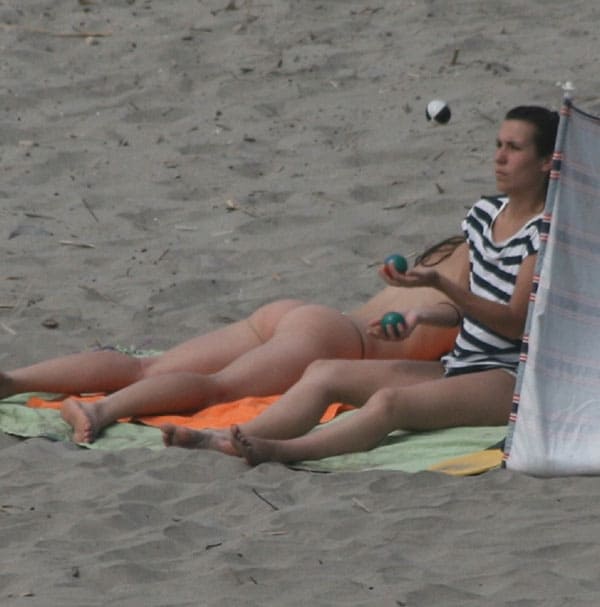 Две лесбухи отдыхают на нудистском пляже подсмотренное 58 фото
