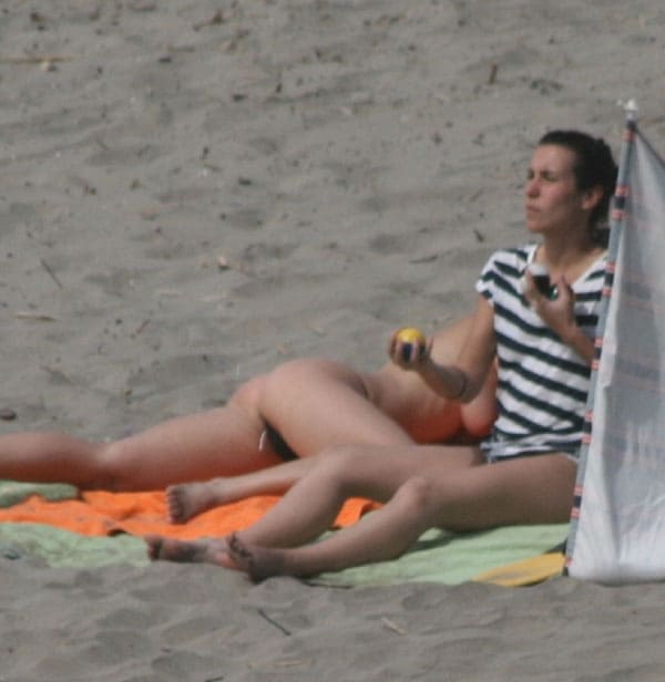 Две лесбухи отдыхают на нудистском пляже подсмотренное 59 фото