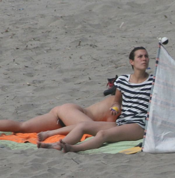 Две лесбухи отдыхают на нудистском пляже подсмотренное 60 фото