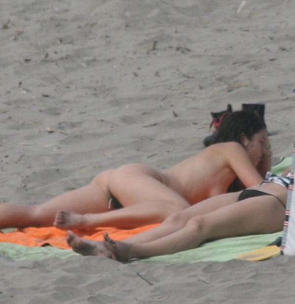 Две лесбухи отдыхают на нудистском пляже подсмотренное 61 фото