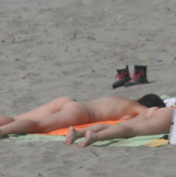 Две лесбухи отдыхают на нудистском пляже подсмотренное 62 фото