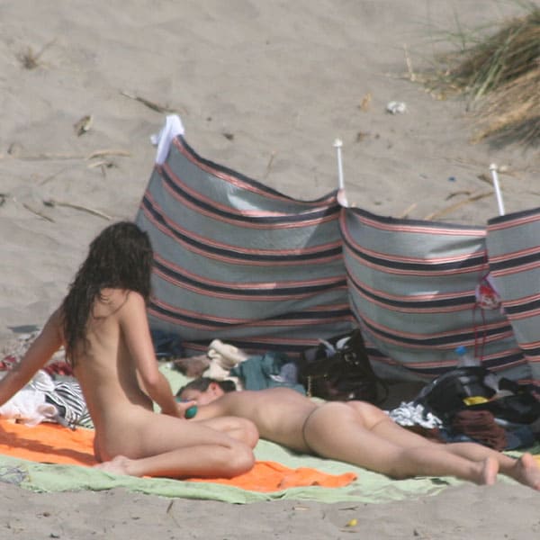 Две лесбухи отдыхают на нудистском пляже подсмотренное 64 фото