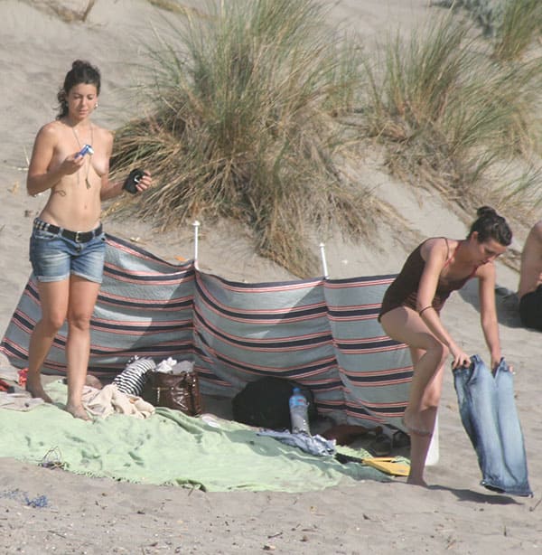 Две лесбухи отдыхают на нудистском пляже подсмотренное 65 фото