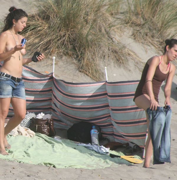 Две лесбухи отдыхают на нудистском пляже подсмотренное 66 фото