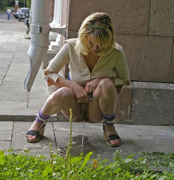 Русская мамка писает на корточках за углом дома 35 фото
