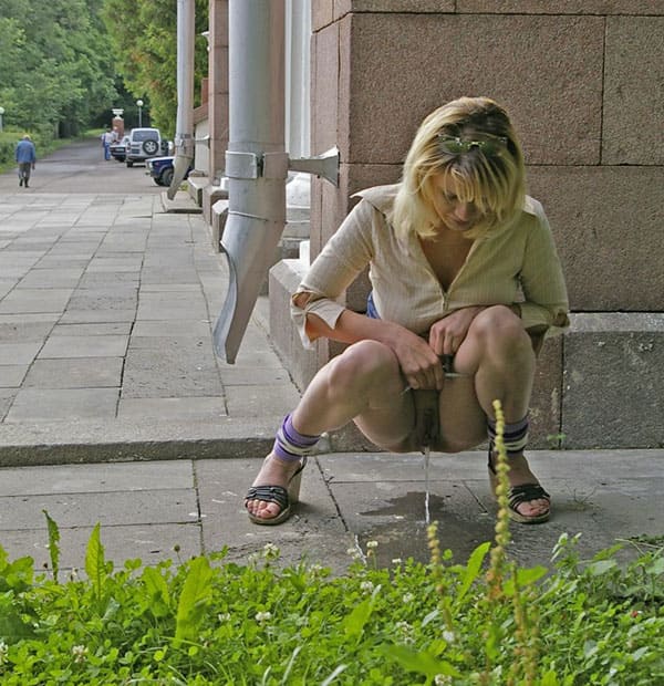 Русская мамка писает на корточках за углом дома 42 фото