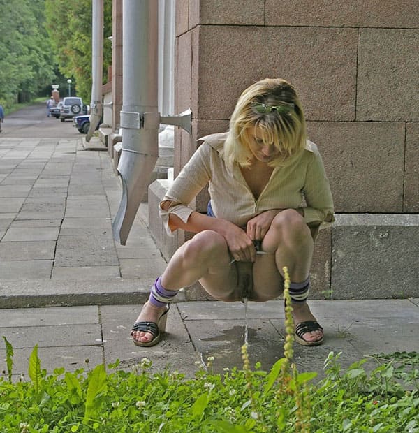 Русская мамка писает на корточках за углом дома 45 фото