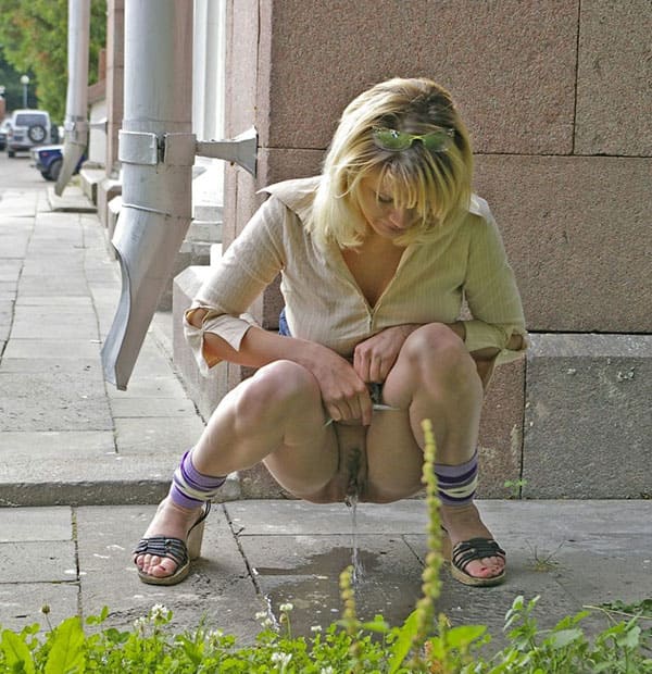 Русская мамка писает на корточках за углом дома 56 фото