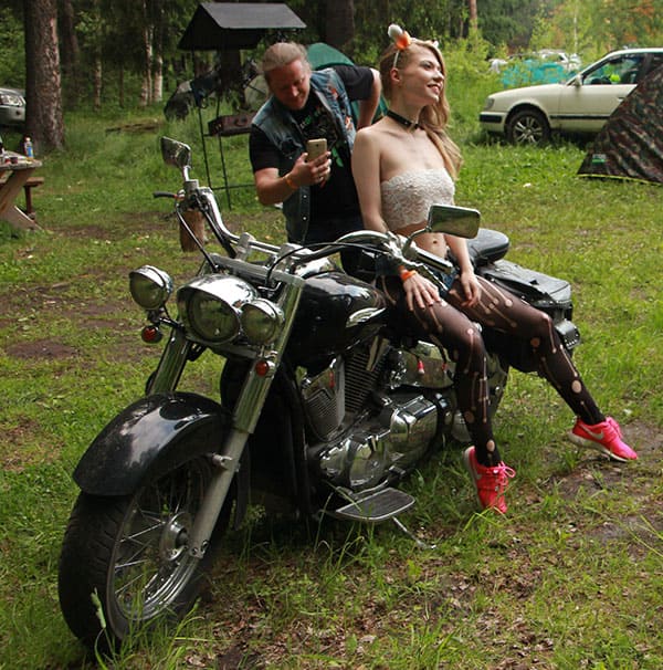 Молодая голая девушка на русском байк фестивале 13 фото
