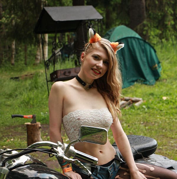 Молодая голая девушка на русском байк фестивале 14 фото