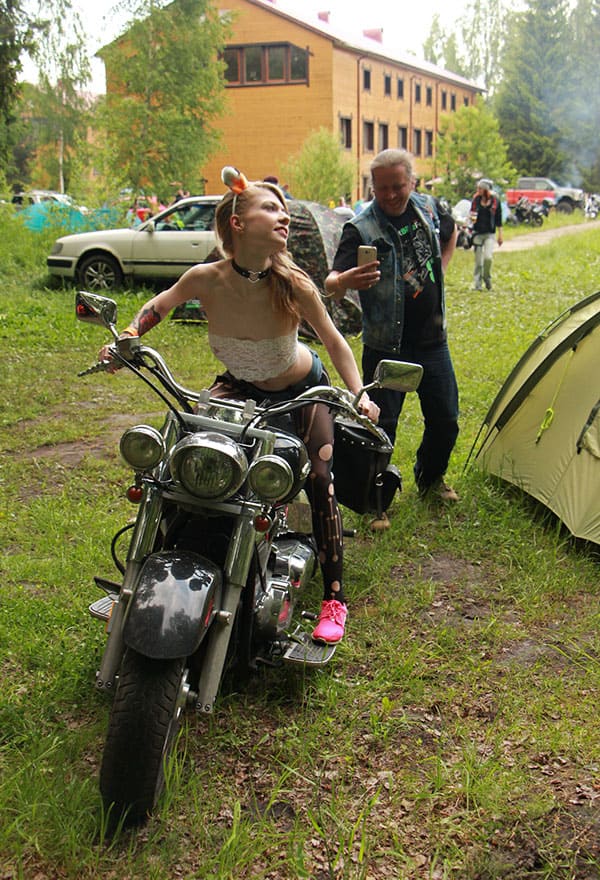 Молодая голая девушка на русском байк фестивале 16 фото