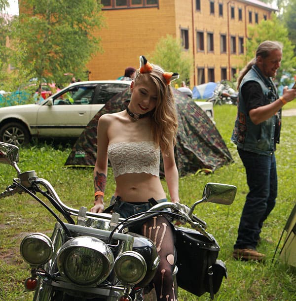 Молодая голая девушка на русском байк фестивале 17 фото
