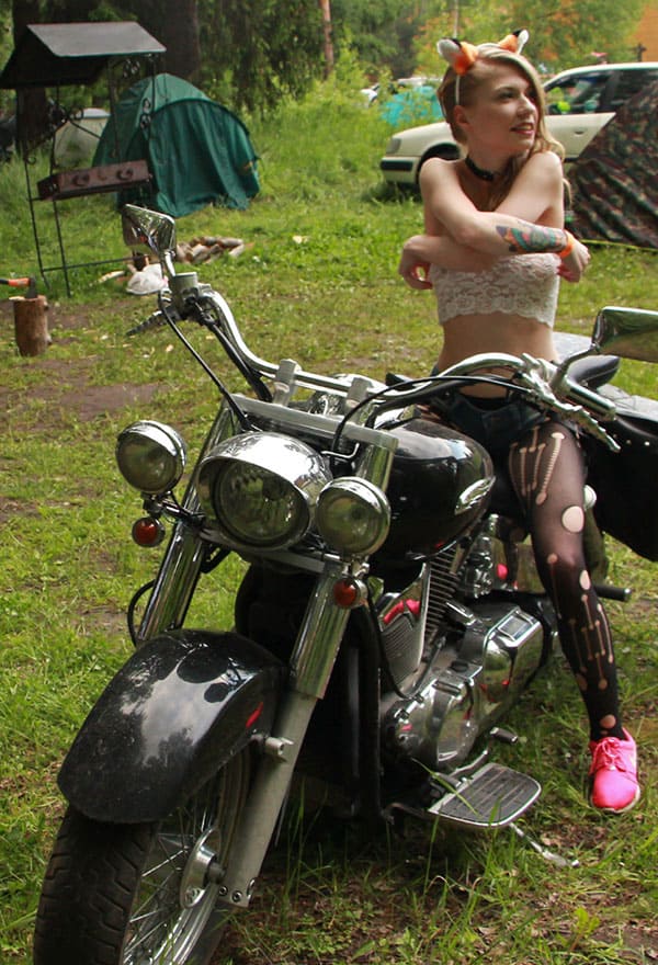 Молодая голая девушка на русском байк фестивале 21 фото