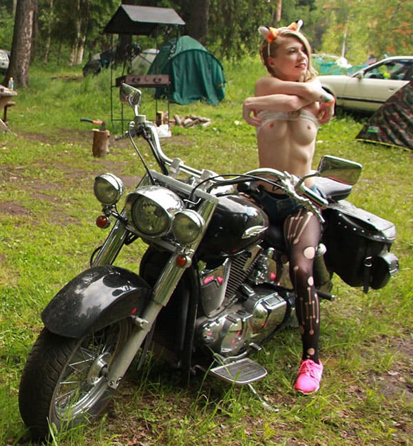 Молодая голая девушка на русском байк фестивале 22 фото