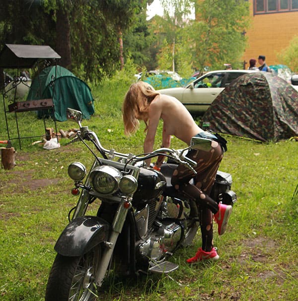 Молодая голая девушка на русском байк фестивале 33 фото