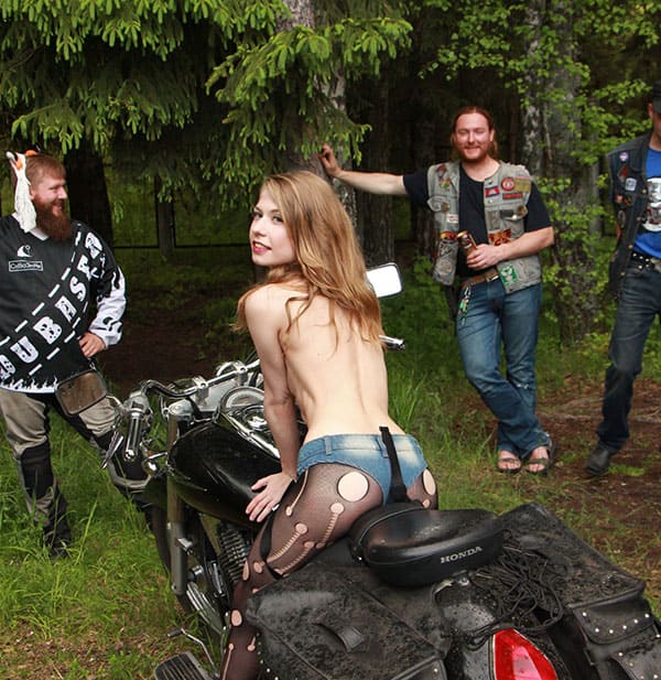 Молодая голая девушка на русском байк фестивале 52 фото