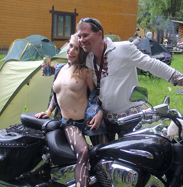 Молодая голая девушка на русском байк фестивале 92 фото