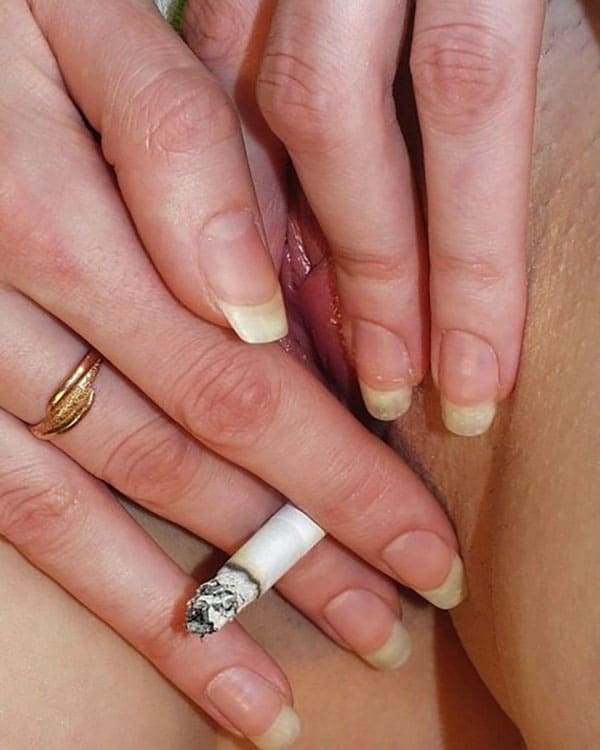 Рыжая блядь дала своей пизде прикурить сигарету 21 фото