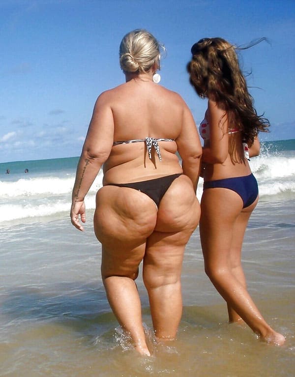 Зрелые женщины на пляже в стрингах 59 фото