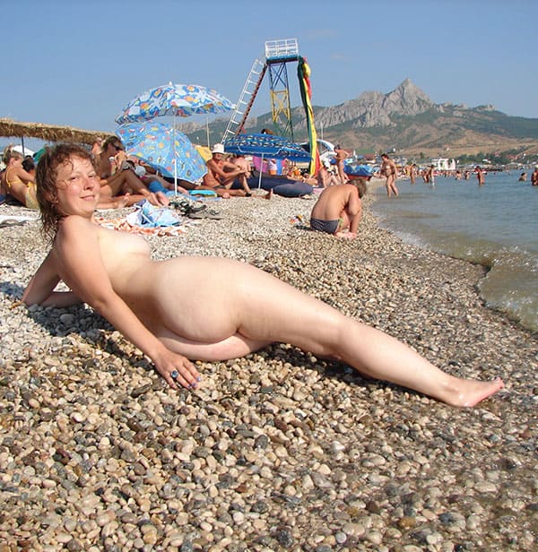 Женщина с волосатой писькой на нудистском пляже 11 фото