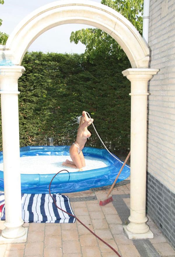 Силиконовая блондинка резвится в надувном бассейне голая 2 фото