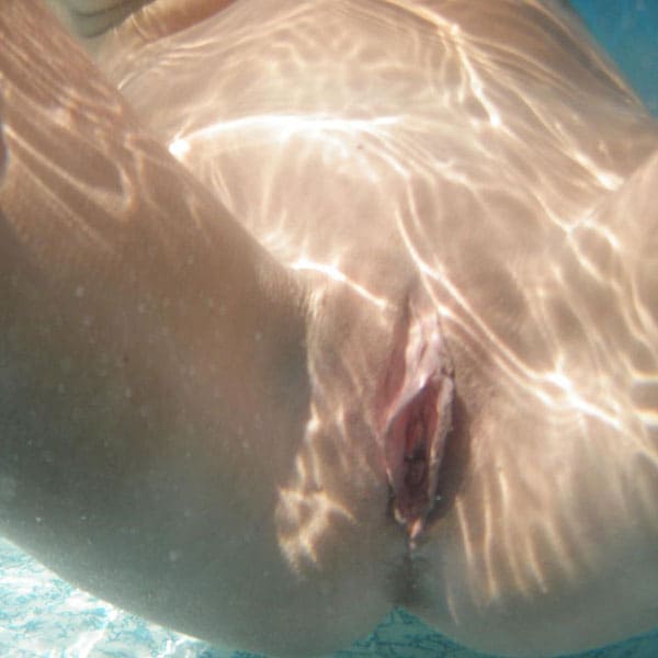 Силиконовая блондинка резвится в надувном бассейне голая 40 фото