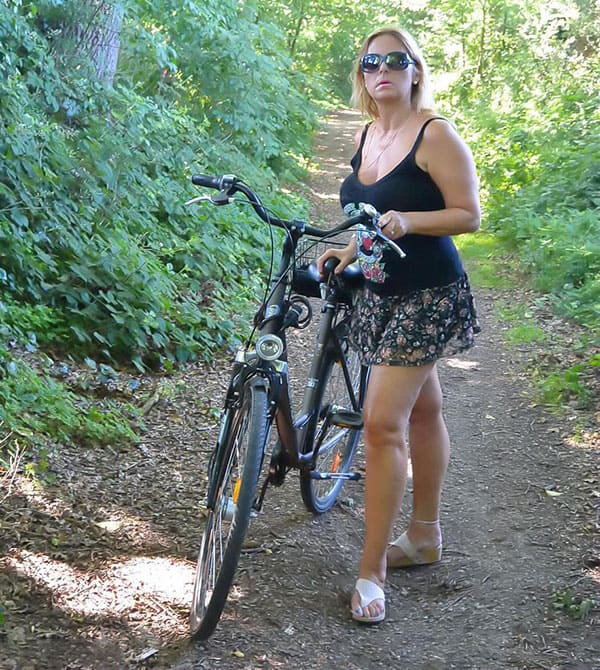 Велопокатушки с сисястой шлюшкой по лесу 1 фото
