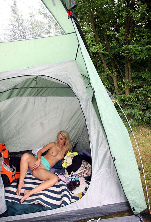 Блондинка мастурбирует в туристической палатке на природе 50 фото