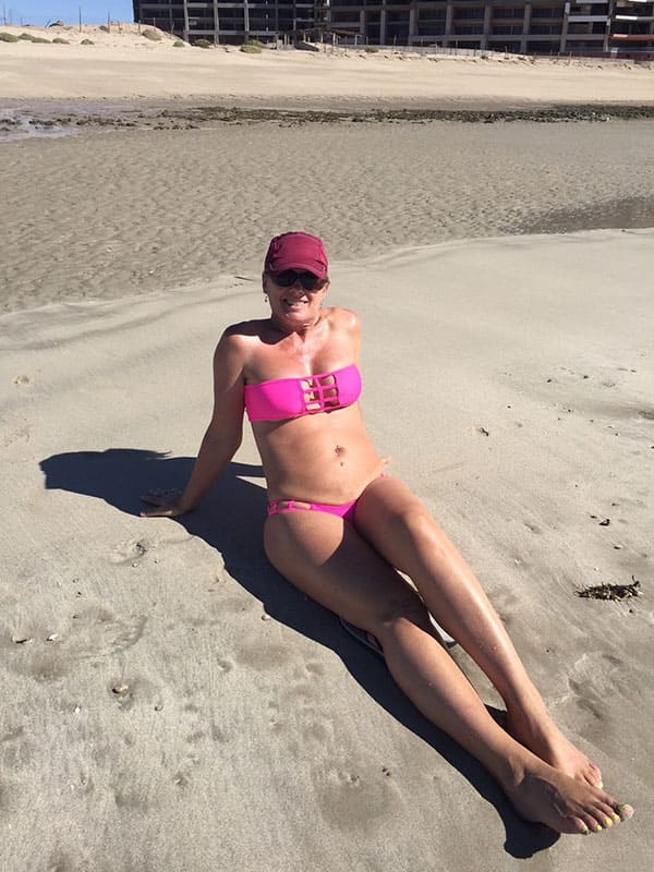 Горячая женщина в откровенных купальниках на пляжном отдыхе 9 фото