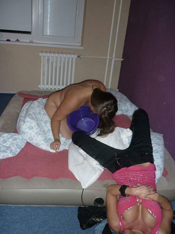 Пьяная пижамная вечеринка закончилась лесбийскими играми 9 фото