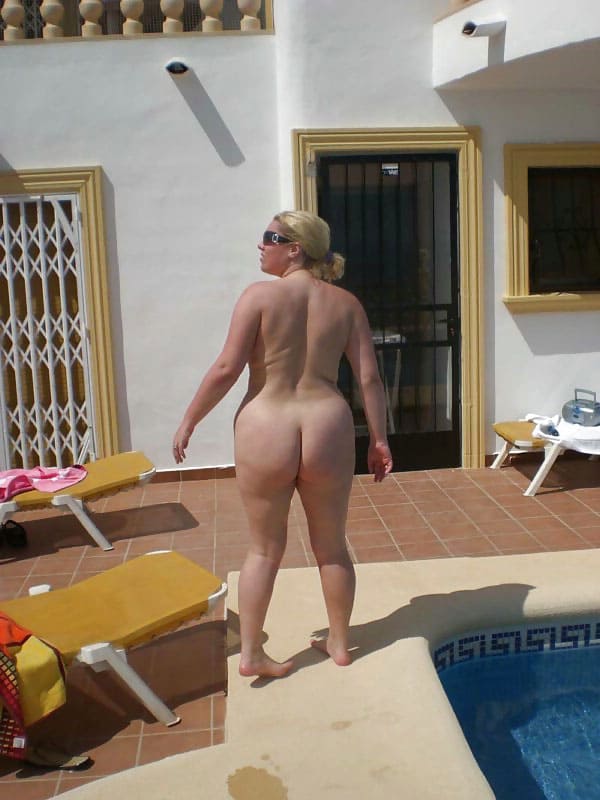 Толстая женщина дрочит пизду у бассейна 11 фото