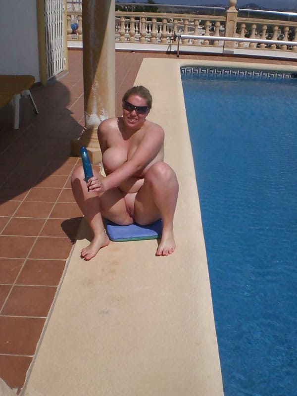 Толстая женщина дрочит пизду у бассейна 12 фото
