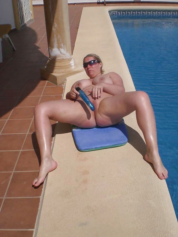 Толстая женщина дрочит пизду у бассейна 13 фото