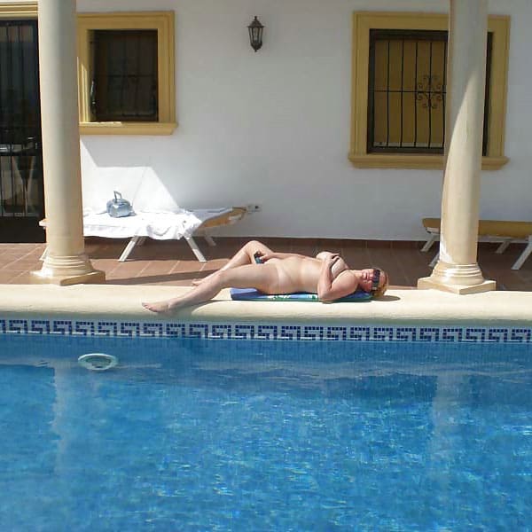 Толстая женщина дрочит пизду у бассейна 15 фото