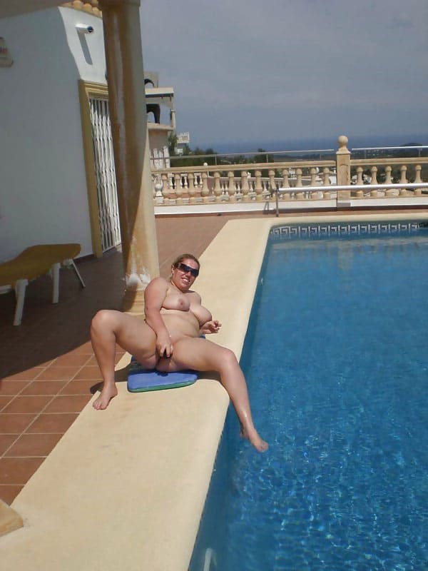 Толстая женщина дрочит пизду у бассейна 17 фото