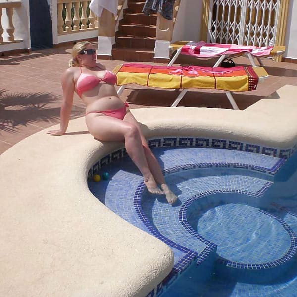 Толстая женщина дрочит пизду у бассейна 2 фото
