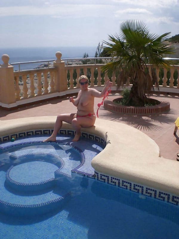 Толстая женщина дрочит пизду у бассейна 4 фото